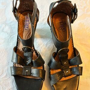 Indigo by Clark Women's size 5.5 Black Leather Buckle Sandals